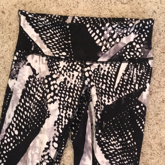 size 2 black/white pattern lululemon leggings $58 - Picture 2 of 3
